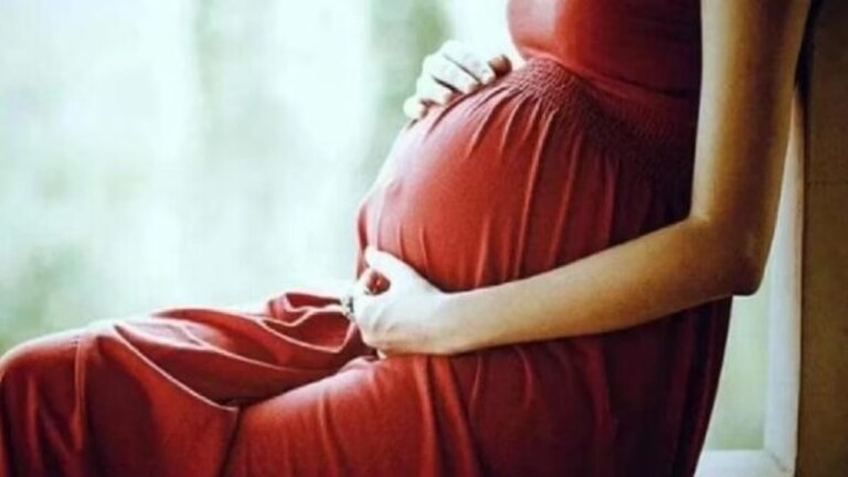 चक्क एकाच महिन्यात दोनदा प्रेग्नंट झाली महिला, ‘हे’ नेमकं प्रकरण काय? women gives birth to twins four week conceived 3 weeks apart superfetation englans women story