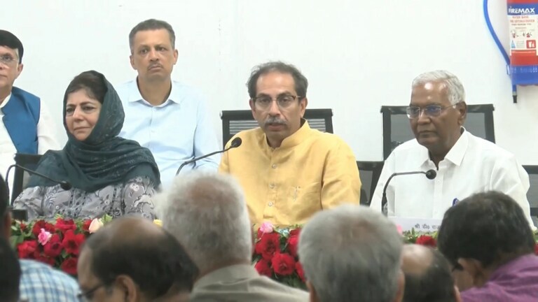 उद्धव ठाकरेंच्या बाजूच्या खुर्चीवर बसली ‘ही’ व्यक्ती, भाजपला मिळालं आयतं कोलीत! Uddhav Thackeray was sitting next to Mehbooba Mufti at the opposition meeting and press conference in Patna. Now Uddhav Thackeray is being criticized by BJP.