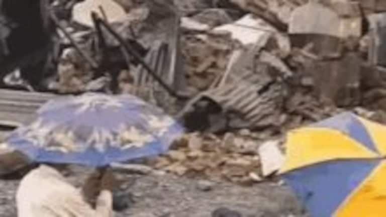 आक्रोश अन् अश्रुंचा पूर! डोळ्यासमोर गमावली चार लेकरं; पावसाने कुटुंब केलं उद्ध्वस्त Mumbai Tak