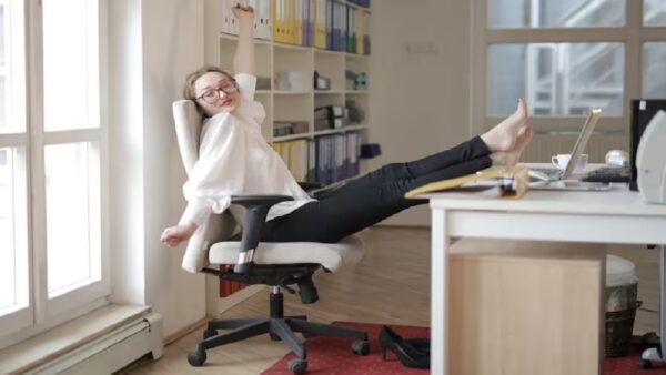 A girl earn big sallery without doing any work in office viral story