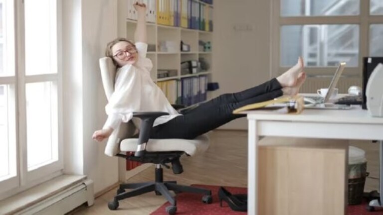 ‘ऑफिसमध्ये काम न करता मी मिळवते लाखो रुपये…’, तरुणी मग नेमकं करते तरी काय? A girl earn big sallery without doing any work in office viral story