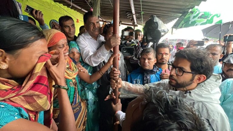 Irshalwadiला पोहचलेल्या आदित्य ठाकरेंनी ‘असा’ दाखवला समजूतदारणा, म्हणाले… terrible tragedy irshalwadi landslide will try to get help to people stuck said aaditya thackeray breaking news