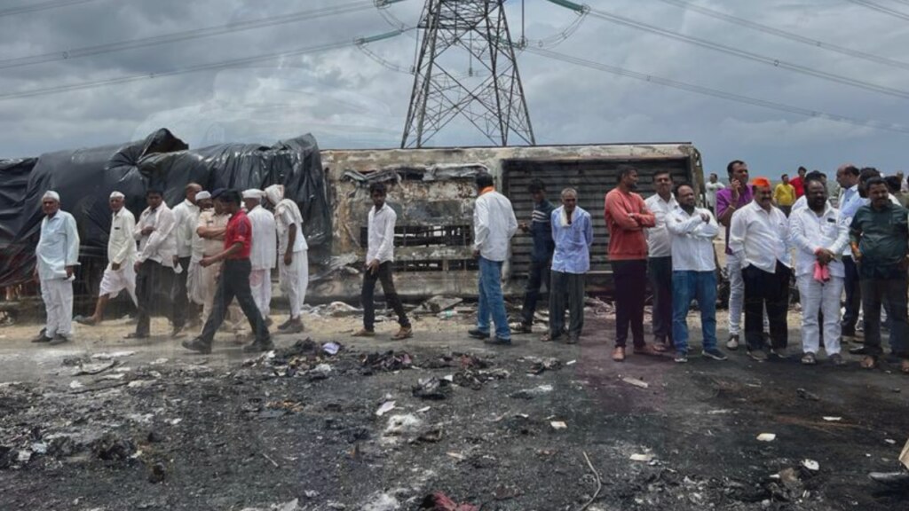 buldhana bus accident list of those who died Samuiddhi highway in Buldhana. 11 out of 25 dead bodies have been identified in this accident.