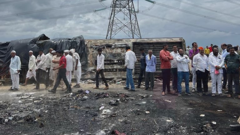 Buldhana Accident: समृद्धी महामार्गावरील बस अपघातातील मृतांची यादी buldhana bus accident list of those who died Samuiddhi highway in Buldhana. 11 out of 25 dead bodies have been identified in this accident.