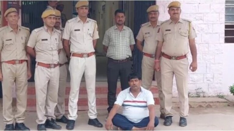 Crime News : लोकांनी चिडवलं अन् आईच्या प्रियकराला संपवलं, 44 वर्षानंतर… Crime news : Shankarlal Mali had an affair with Kalu's mother. Years ago, illegal relations were formed between the two.