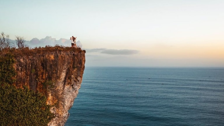 Viral News: बॉयफ्रेंडने प्रपोज केल्यानंतर गर्लफ्रेंड थेट 100 फूट खोल दरीत पडली! Not long after a boyfriend proposed to his girlfriend, a terrible incident happened to them. In which the young woman lost her life. in turkey