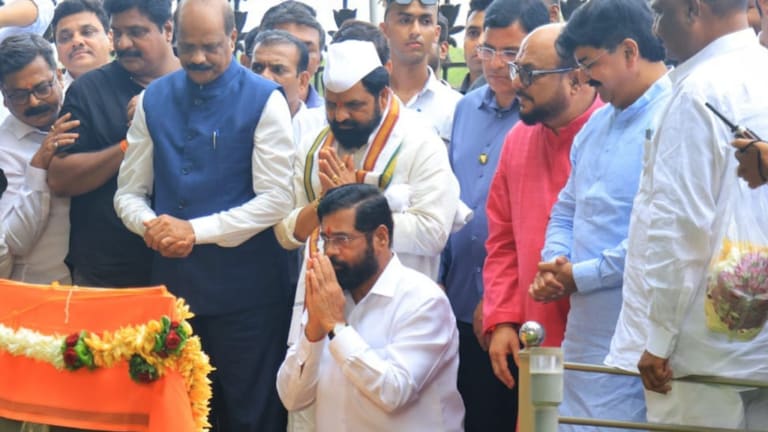 Shiv Sena: अजित पवारांच्या एंट्रीमुळे शिंदे गटाला छळतेय ‘ही’ भीती; वाचा Inside Story Ajit Pawar's entry into the government has caused uneasiness in the Shinde group. Shiv Sena ministers have expressed much displeasure. Read what is the exact inside story