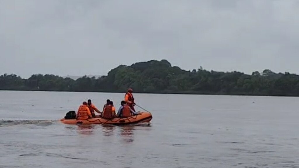 six month old baby who fell in drain between kalyan thakurli railway track not been found after 24 hours ndrf