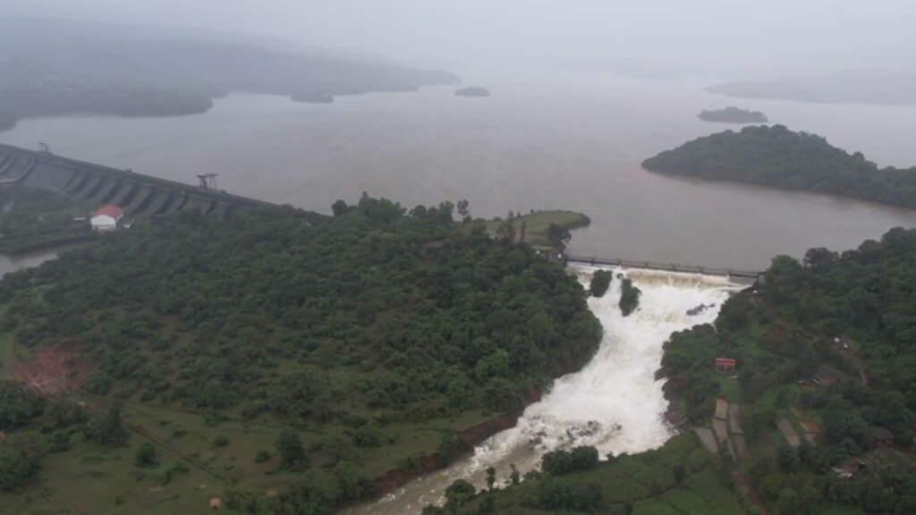 very heavy rain mumbai sangli kolhapur maharashtra meteorological department red alert declared holidays for schools and colleges news in marathi today