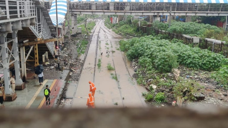 Mumbai Rain: मुंबईत तुफान पाऊस, हार्बर मार्गावरील लोकल ट्रेन बंद heavy rain mumbai waterlogging low lying area harbor railway line wadala mankhurd route local train services suspended mumbai news in marathi