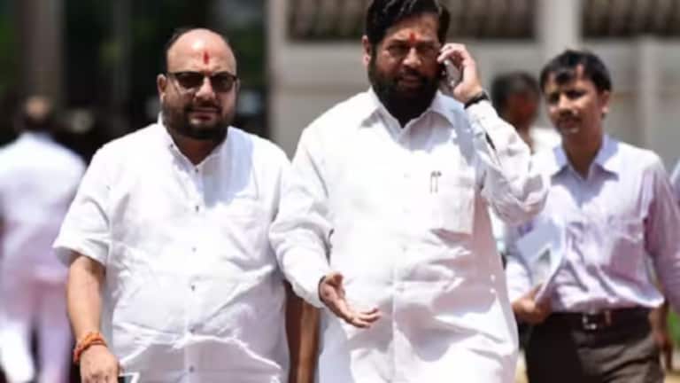 शिवसेनेचे दोन आमदार भिडले, दौरा अर्ध्यावर सोडून एकनाथ शिंदे मुंबईत two shiv sena MLAs Fight over claiming ministerialship in eknath shinde cabinet.