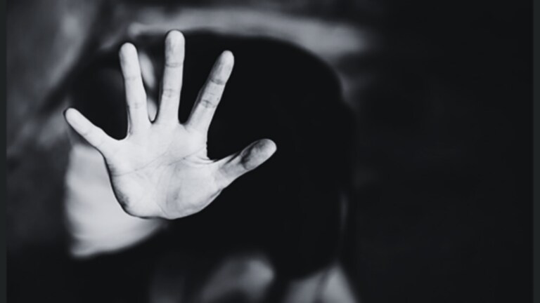 काकाच्या कृत्याने मुंबईत खळबळ! पुतणीवर अनैसर्गिक अत्याचार, दिले चटके Mumbai, Worli : The uncle abused his nephew unnaturally and took videos and pictures of her. Police arrested the accused.