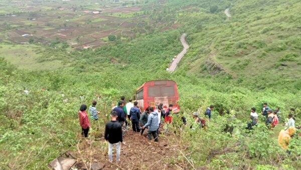 An ST bus crashed at Saptashringi ghat in Nashik district. A woman died in this. 18 passengers were injured.