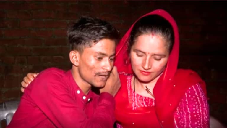 Seema Haidar : पाकिस्तानी सीमा हैदरने नवऱ्याला सोडले अन् भारताच्या सचिनसोबत…, कहाणी काय? seema haider photos : Pakistani Seema said on love with Sachin