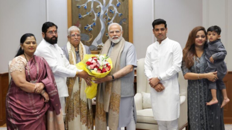 PM नरेंद्र मोदींनी मुख्यमंत्री एकनाथ शिंदेंचं केलं तोंडभरून कौतुक, अर्थ काय? mumbaitak