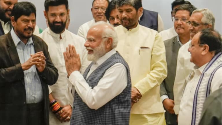 Lok Sabha 2024 : सत्तेच्या ‘हॅटट्रिक’साठी खास स्ट्रेटजी! 338 खासदारांच्या 10 टीम, मोदी बघणार रिपोर्ट Lok Sabha 2024 : The NDA currently has 338 members in the Lok Sabha. NDA MPs are divided into 10 groups.