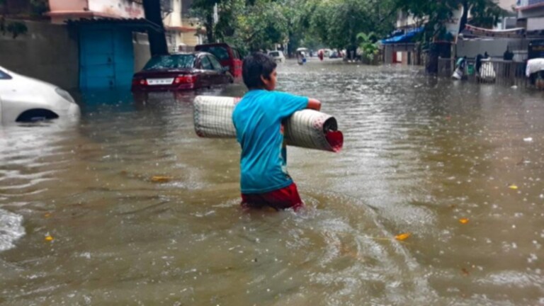 Mumbai Rain Alert : महाराष्ट्राला झोडपणार! मुंबई-पुण्यासह ‘या’ जिल्ह्यांना धोक्याचा इशारा Mumbai Weather Forcast : For the past few days, there has been continuous rain in some parts of Maharashtra, and heavy rainfall is expected in some parts of the state today.