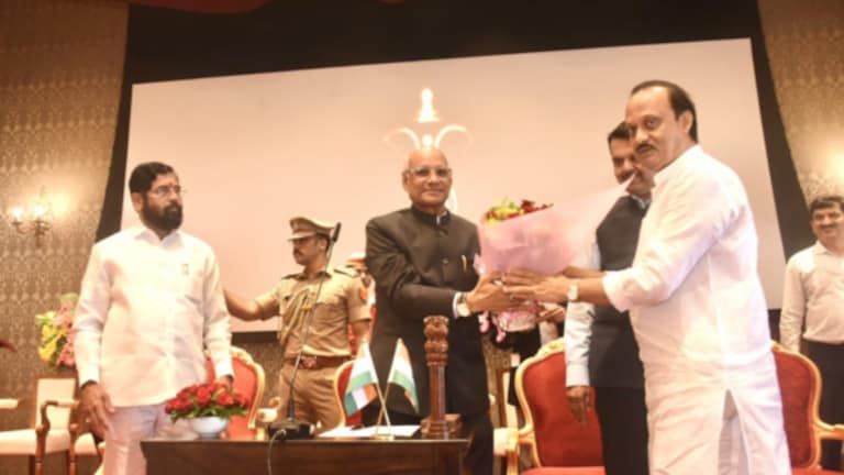 Shiv Sena UBT : “फडणवीसांचा पोपट झाला, नवा मुख्यमंत्री मिळणार”; शिंदेंबद्दल मोठी भविष्यवाणी shiv sena UBT mouthpiece saamana attacks on Narendra modi and amit shah. thackeray calls devendra fadnavis as parrot