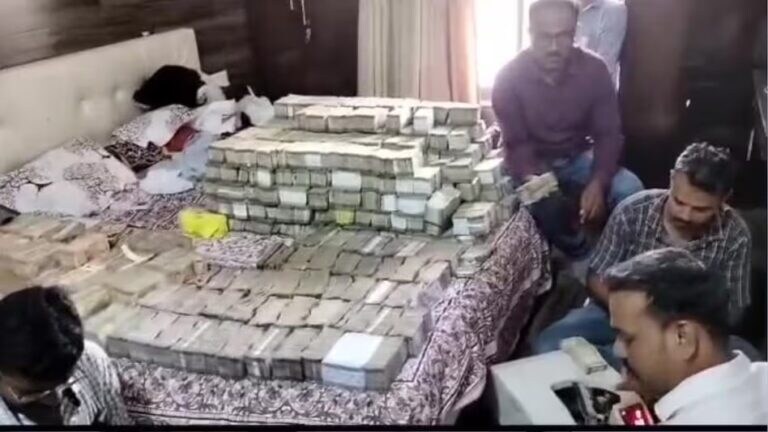 Nagpur Crime : 14 किलो सोने, 200 किलो चांदी अन् 17 कोटी रोख; पोलिसही चक्रावले! An international cricket bookie based in Maharashtra's Gondia lured a businessman into investing in fake betting apps and then duped him of over Rs 58 crore.