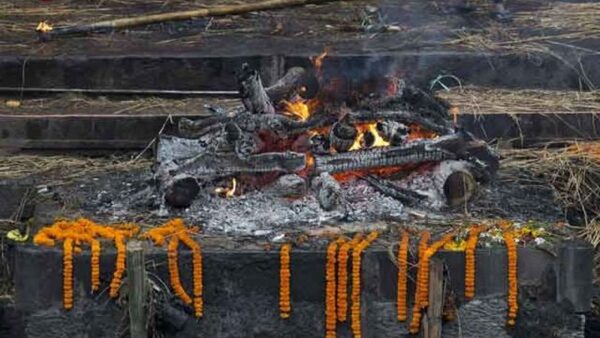 Crime News Marathi : two persons ate the flesh of a 25-year-old girl's body while the funeral was in progress in Odisha