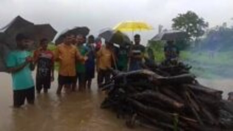 Palghar: चितेवर मृतदेह अर्धवट जळाला अन् पुरात गेला वाहून…,आता तरी सरकारला जाग येणार? no crematorium in village half-burnt body was washed away in river palghar story