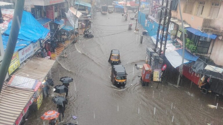 Rain Update: मुंबईसह महाराष्ट्रात तुफान पाऊस, पुन्हा ऑरेंज-रेड अलर्ट जारी Due to torrential rains in many parts of the state including Mumbai since last night, flood situation has arisen in many places. Also, the Meteorological Department has predicted the possibility of very heavy rain in some districts in the next 24 hours.