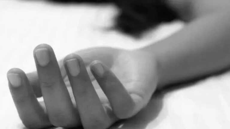 Crime: शेजारणीवर बलात्कार, आरोपीच्या बायकोने तर पीडित महिलेसोबत केलं भयंकर कृत्य… A shocking incident has taken place in Uttar Pradesh where a woman was raped by a person living next to her. Apart from this, the accused's wife also induced the victim to commit suicide by poisoning her.