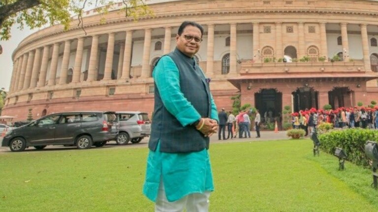 Vijay Darda यांचे हात कोळसा घोटाळ्यात काळे, पिता-पुत्राचा ‘इतकी’ वर्ष तुरुंगात मुक्काम Delhi court : A special court has sentenced six people including Vijay Darda in the coal scam case. Out of these, Darda father and son have been sentenced to 4 years.