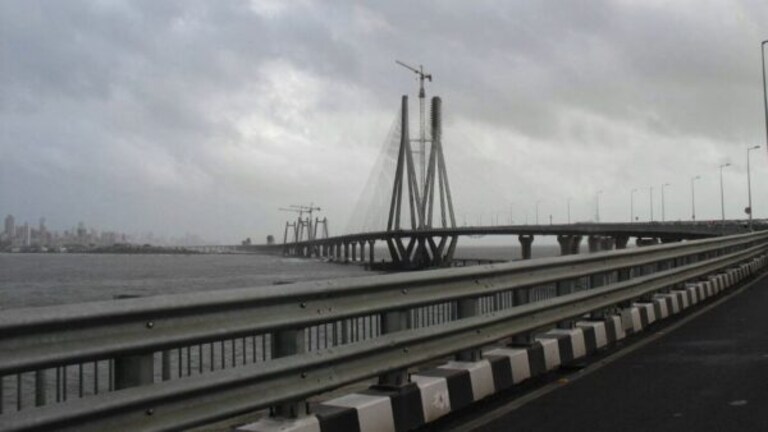 मुंबई हादरली! वरळी समुद्रकिनारी गोणीत सापडला तरूणीचा मृतदेह Mumbai Tak