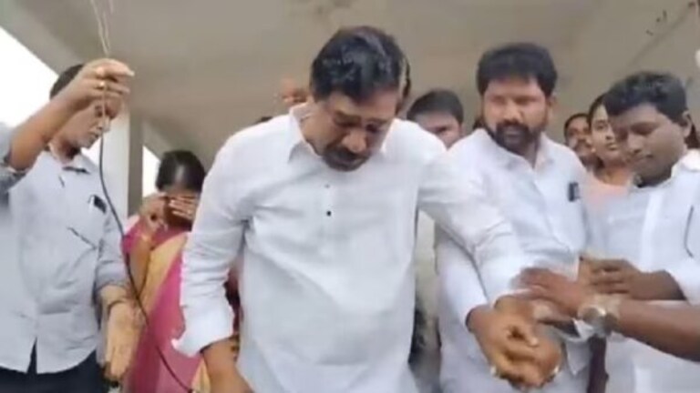 Video : माजी उपमुख्यमंत्र्यांना तिकीट नाकारलं, उंबरठ्यावर ढसाढसा रडले ex deputy chief minister thatikonda rajaiah gets emotional cry video viral telangana assembly election