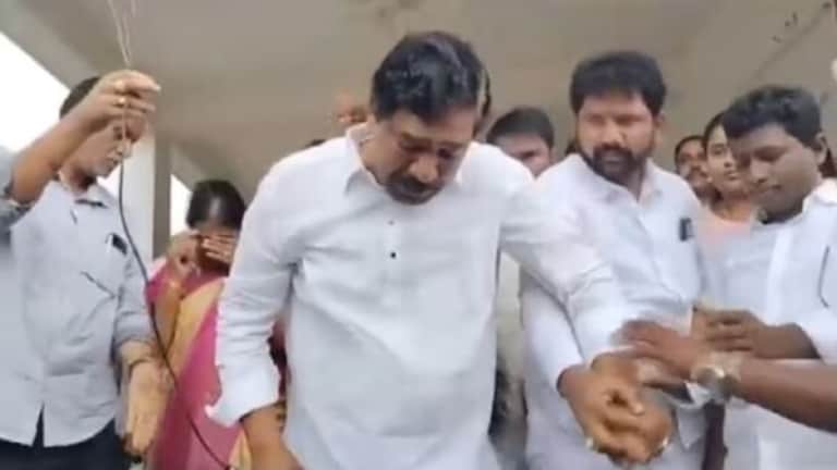 Video : माजी उपमुख्यमंत्र्यांना तिकीट नाकारलं, उंबरठ्यावर ढसाढसा रडले ex deputy chief minister thatikonda rajaiah gets emotional cry video viral telangana assembly election