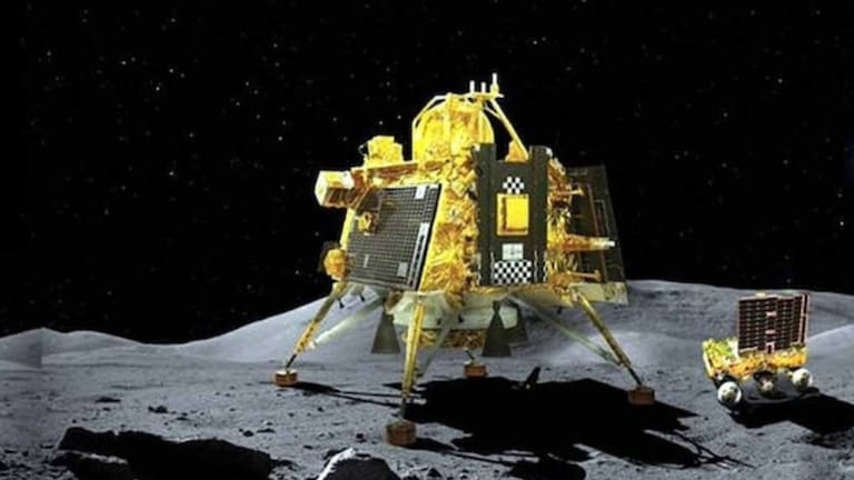 Exclusive: Chandrayaan-3 Vikram लँडरने नुकतेच पाठवले चंद्राचे नवे फोटो! chandrayaan 3 exclusive photos of the moon sent by the lander contact was established between vikram lander and isro control room