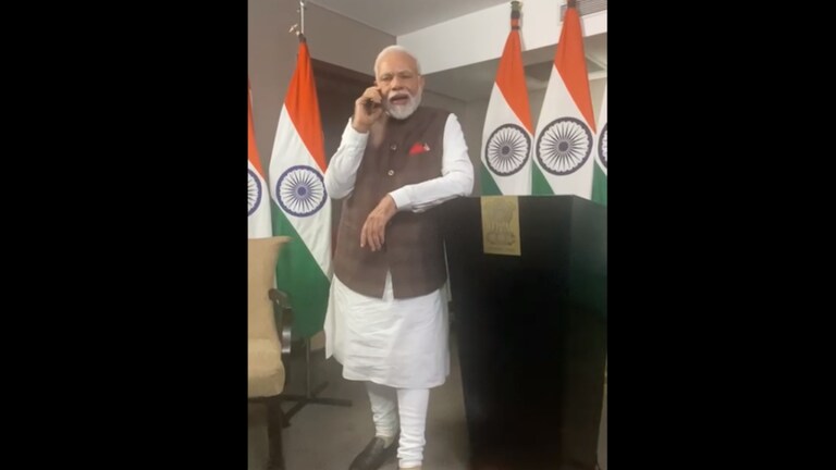 Chandrayaan-3 ‘तुमचे नाव सोमनाथ म्हणजे चंद्राशी..’ पंतप्रधान मोदींचा इस्रो प्रमुखांना फोन, नेमकं काय म्हणाले? pm modi phone call to isro chief s somnath on the successful landing of Chandrayaan-3 said 'Your name Somnath is also associated with the moon