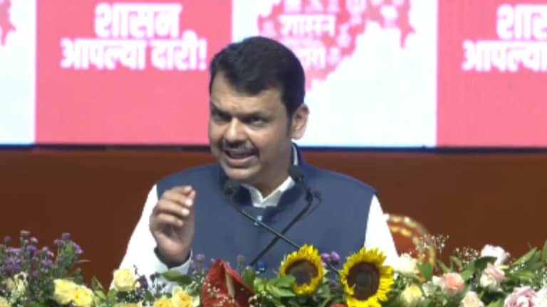 Devendra Fadnavis : ‘..आम्ही तिघंही स्वस्थ बसणार नाही’; फडणवीसांनी कोणाला ठणकावलं? Devendra Fadnavis Parbhani shasan aplya dari
