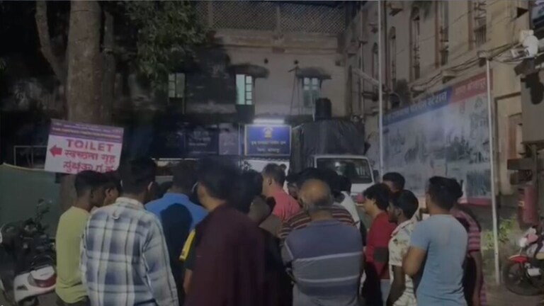 Kolhapur Crime News : छेडछाड करणाऱ्या तरुणांना पोलिसांआधीच जमावाने घडवली अद्दल kolhapur news: kolhapur police:crime news: molesting girl Kolhapur city case filed with the police