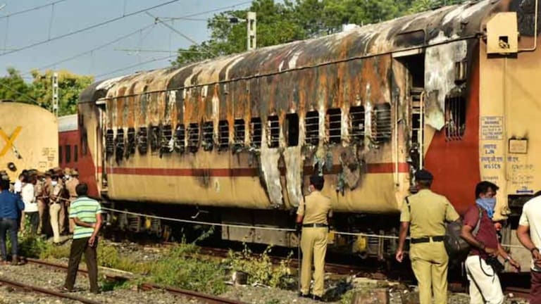 Madurai Train fire : रेल्वेत गॅस सिलिंडर घेतला अन् डबा पेटला; प्रायव्हेट पार्टी कोचमधील 10 जण होरपळले madurai train fire, Tamil Nadu madurai rail accident 20 death