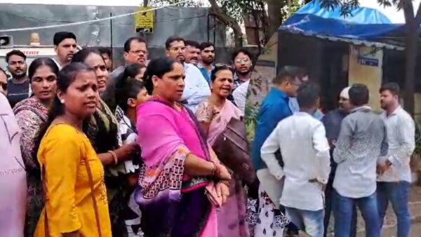 shiv sena workers beaten to bjp worker who painted lotus on wall in kalyan.