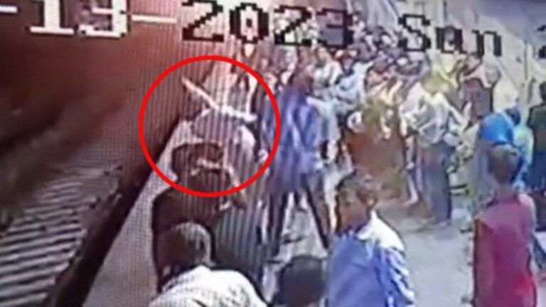 Sion Station : पत्नीला धक्का लागताच लगावली कानशिलात, प्रवाशाचा लोकलखाली चिरडून मृत्यू Mumbai local train accident : local train crashed man at sion railway station