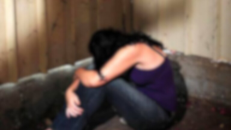 Mumbai crime: सेक्सला नकार… 18 वर्षीय मैत्रिणीचं भिंतीवर आपटलं डोकं, उशीने दाबलं तोंड Mumbai Crime news : Deepak Malakar befriended an 18-year-old girl through Facebook. Deepak tried to rape the girl. Deepak hit her head against the wall.