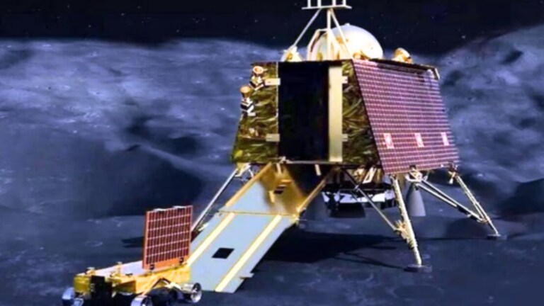Chandrayaan 3 Update : विक्रम लँडर, प्रज्ञान रोव्हर 14 दिवस चंद्रावर काय करणार? Chandrayan-3 moon landing chandrayaan 3 news in marathi : Vikram reached the moon, Pragyan's walk also started what work will lander and Rover do now?