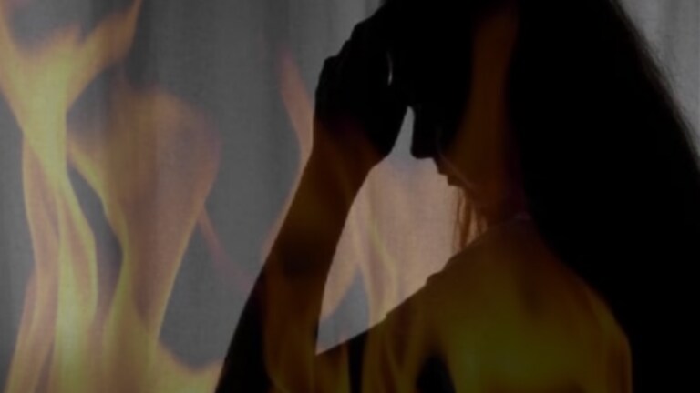 Chhatrapati Sambhaji nagar Crime : आईनेच 20 वर्षाच्या लेकीला पेटवले, कारण ऐकून पोलिसही हादरले chhatrapati sambhaji nagar crime news in marathi : mother tried to kill daughter