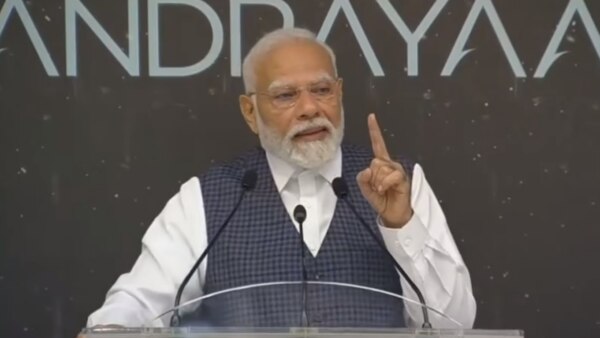 chandrayaan 3 pm modi breaks down in tears during his speech at isro pm reach bangalore from greece visit to meet scientist team