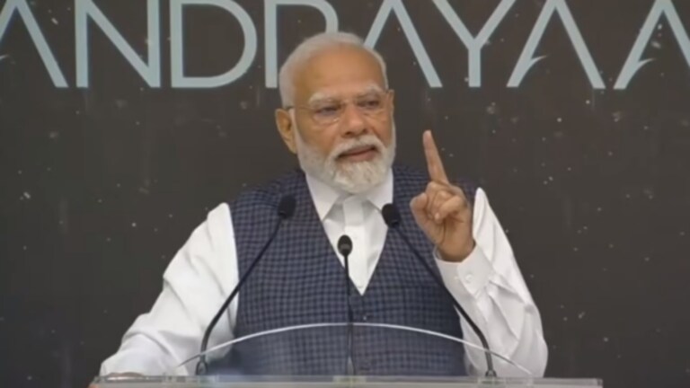 Chandrayaan-3: अन् मोदींना अश्रू अनावर; ISRO च्या शास्त्रज्ञांना म्हणाले, ‘तुमच्यामुळे…’ chandrayaan 3 pm modi breaks down in tears during his speech at isro pm reach bangalore from greece visit to meet scientist team