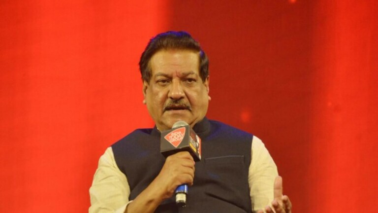 Congress: शिंदे, अजित पवार गट चोऱ्या लपवण्यासाठी सत्तेत.. हा माणूस काय भानगडी… : पृथ्वीराज चव्हाण prithviraj chavan stormy criticism to eknath shinde and ajit pawar he said they come to power to hide there thieves maharashtra politics news today