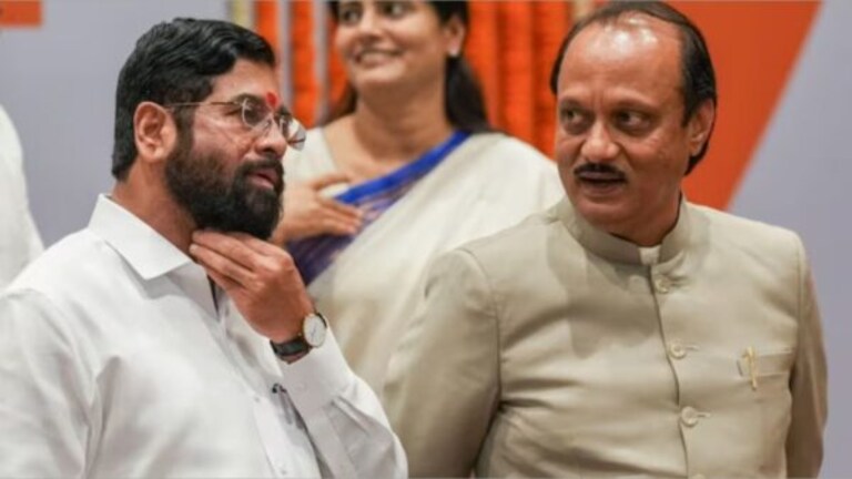 एकनाथ शिंदेंची अजित पवारांवर मात? राष्ट्रवादीचे मंत्री जिल्ह्याबाहेर! Eknath shind vs Ajit pawar : politics in maharashtra over flag hoisting on independence day