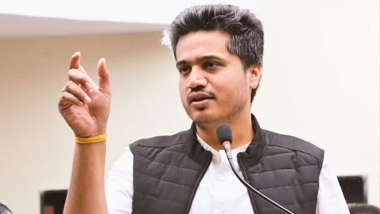 Rohit Pawar : “राष्ट्रवादी फुटली नाही”, रोहित पवारांनी सरळ कारणच सांगितलं… Sharad pawar meeting kolhapur rohit pawar