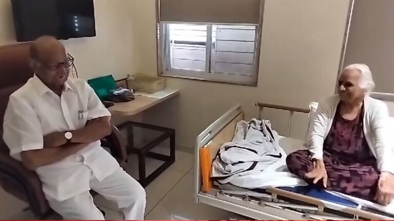 Sharad Pawar on Saroj Patil : “डॉक्टरांना तू जरा रागव…” बहिणीने थेट शरद पवारांकडे का केली तक्रार kolhapur ncp meeting Sharad pawar saroj patil