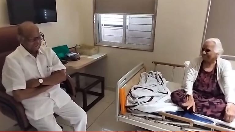Sharad Pawar on Saroj Patil : “डॉक्टरांना तू जरा रागव…” बहिणीने थेट शरद पवारांकडे का केली तक्रार kolhapur ncp meeting Sharad pawar saroj patil
