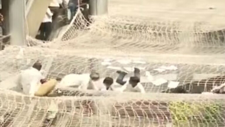 Manatralaya: सरकारला हादरा, मंत्रालयात तुफान राडा; सुरक्षा जाळ्यांवर शेकडो जणांच्या उड्या Farmers, Mantralaya Wardha dam victims protested jumping safety net ministry