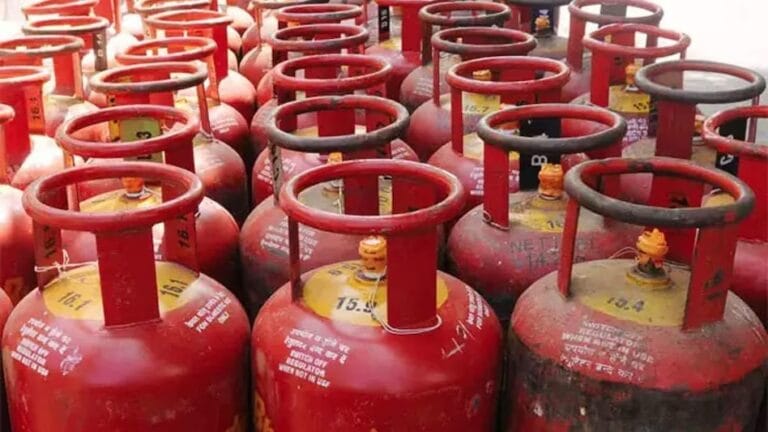 LPG सिलिंडरच्या किंमतीत 200 रूपयांची कपात, रक्षाबंधनची भेट की, राजकारण; नेमकं काय? LPG Cylinder Price Cut it is Raksha Bandhan Gift or Politics Whats exactly